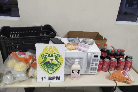 PM flagra suspeitos carregando objetos e frustra a ação criminosa