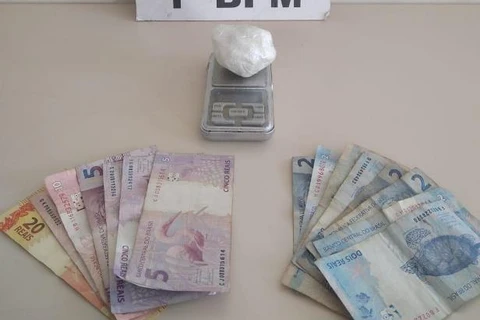 Abordagem a veiculo suspeito termina com indivíduos presos por trafico de drogas