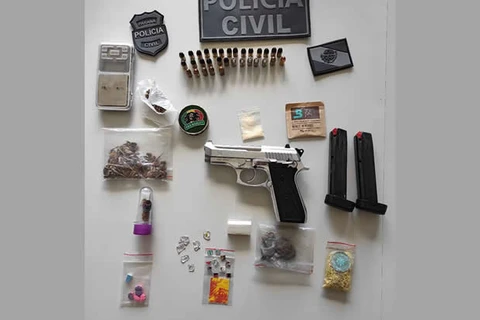 Polícia civil apreende grande variedade de drogas e arma de fogo em Jaguariaíva