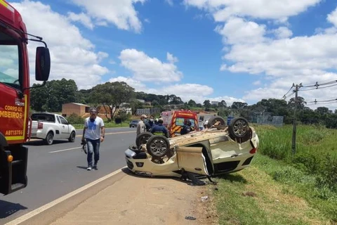 Após colisão veiculo capota e atinge pedestre na Souza Naves