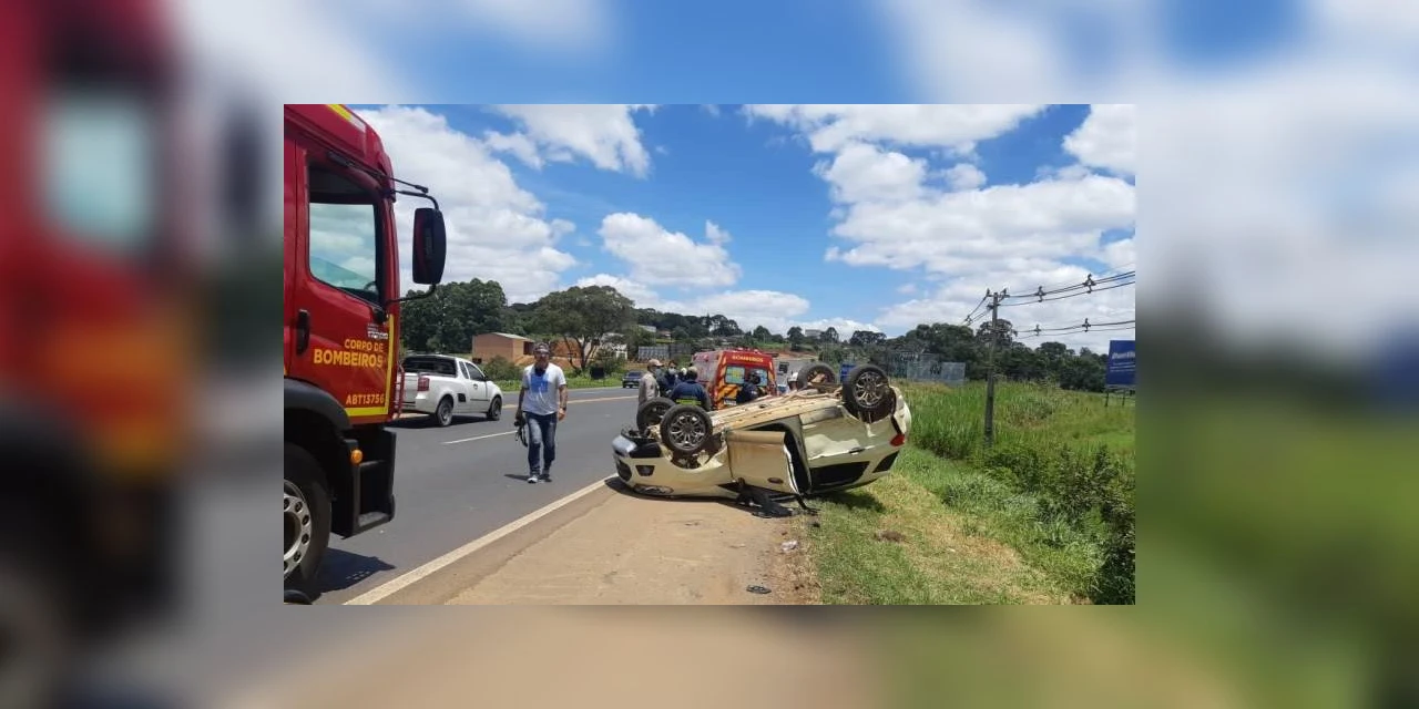 Após colisão veiculo capota e atinge pedestre na Souza Naves