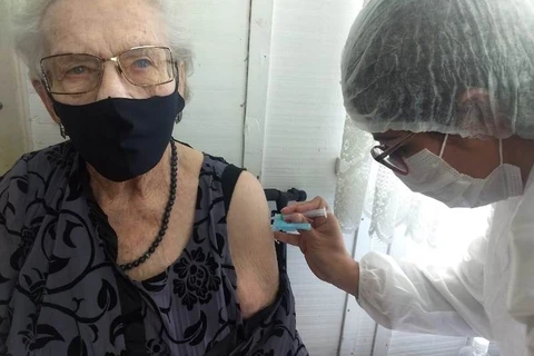 Idosa de 101 anos recebe a primeira dose da vacina contra coronavírus em PG