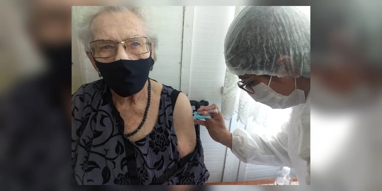 Idosa de 101 anos recebe a primeira dose da vacina contra coronavírus em PG