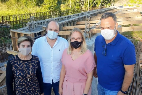 Prefeita vistoria obras da ponte Dal`Col San Martin