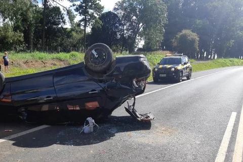 Veiculo capota e deixa motorista com ferimentos em PG