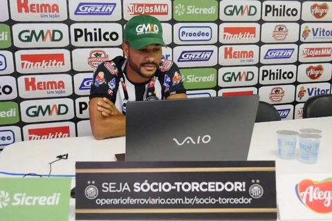 Lateral esquerdo Silva é apresentado à imprensa