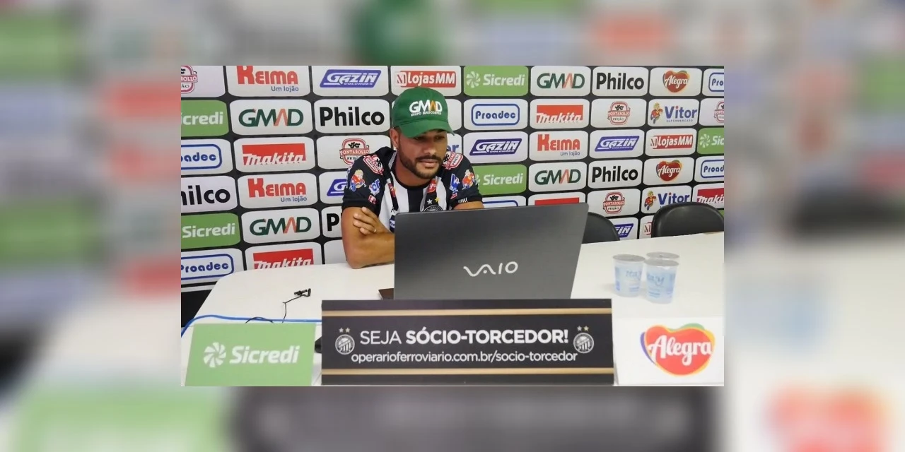 Lateral esquerdo Silva é apresentado à imprensa