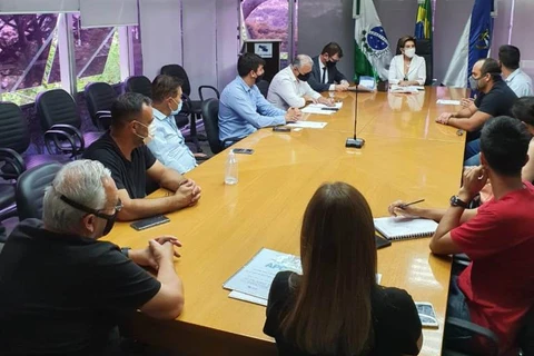 Elizabeth Schmidt recebe representantes da Associação Paranaense de Construtores