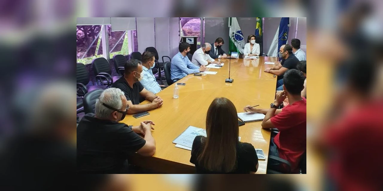 Elizabeth Schmidt recebe representantes da Associação Paranaense de Construtores