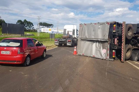 Colisão entre carreta e automóvel deixa três pessoas com ferimentos no Trevo Caetano