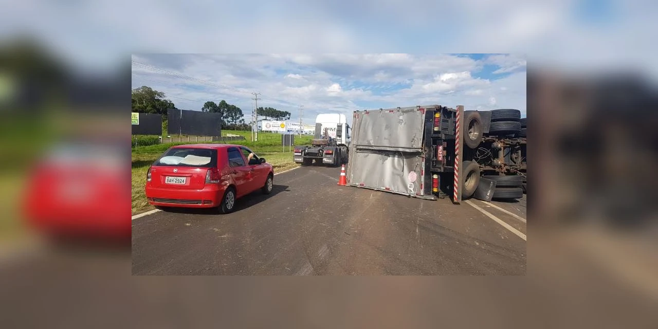 Colisão entre carreta e automóvel deixa três pessoas com ferimentos no Trevo Caetano