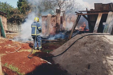 Casa pega fogo no Jardim Castanheira em Ponta Grossa