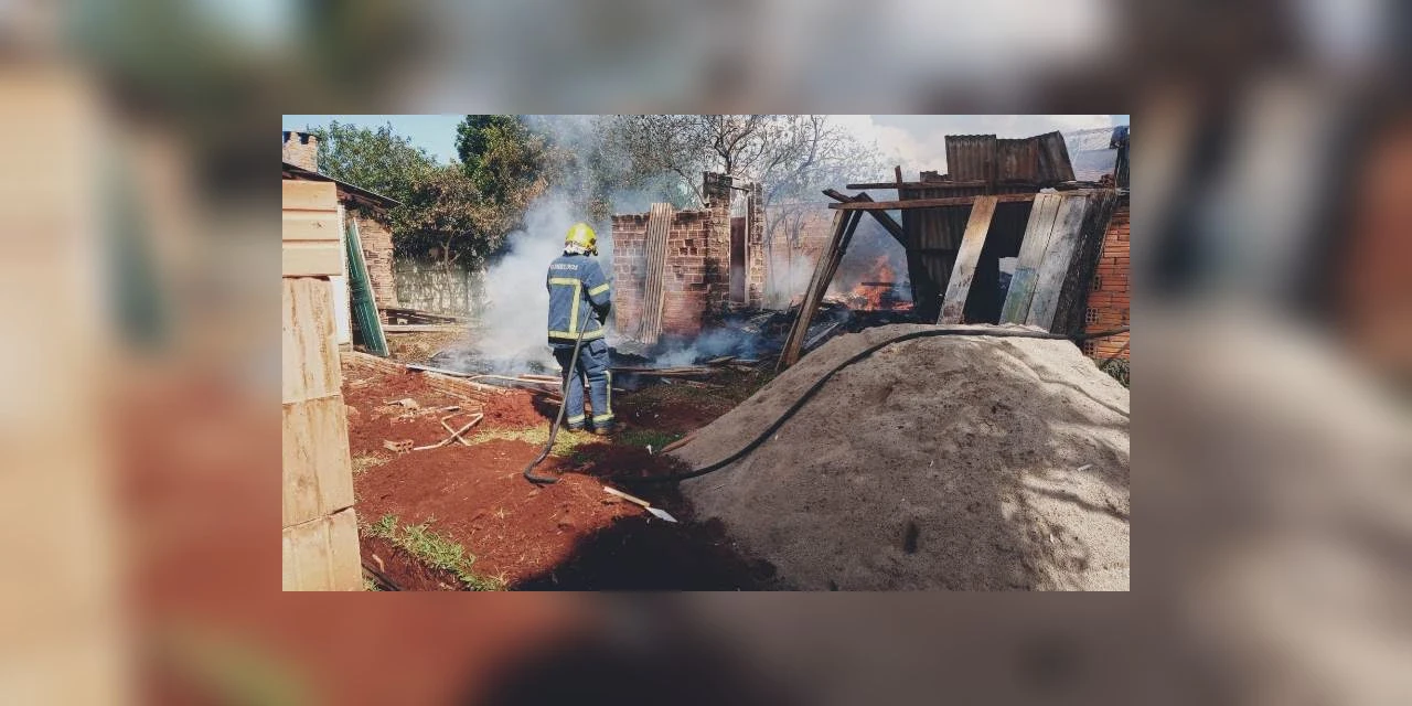Casa pega fogo no Jardim Castanheira em Ponta Grossa