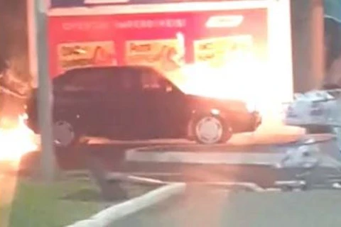 Carro pega fogo e fica parcialmente destruído em avenida de PG