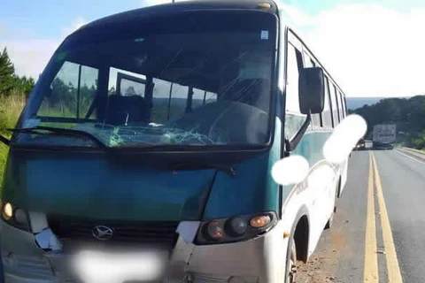 Quatro pessoas ficam feridas após acidente entre ônibus e caminhão na PR-151, em Pirai do Sul
