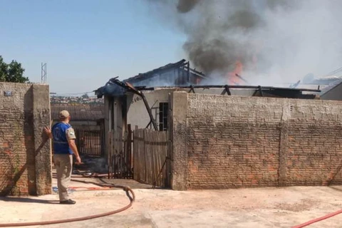 Casa é destruída pelo fogo em Ponta Grossa