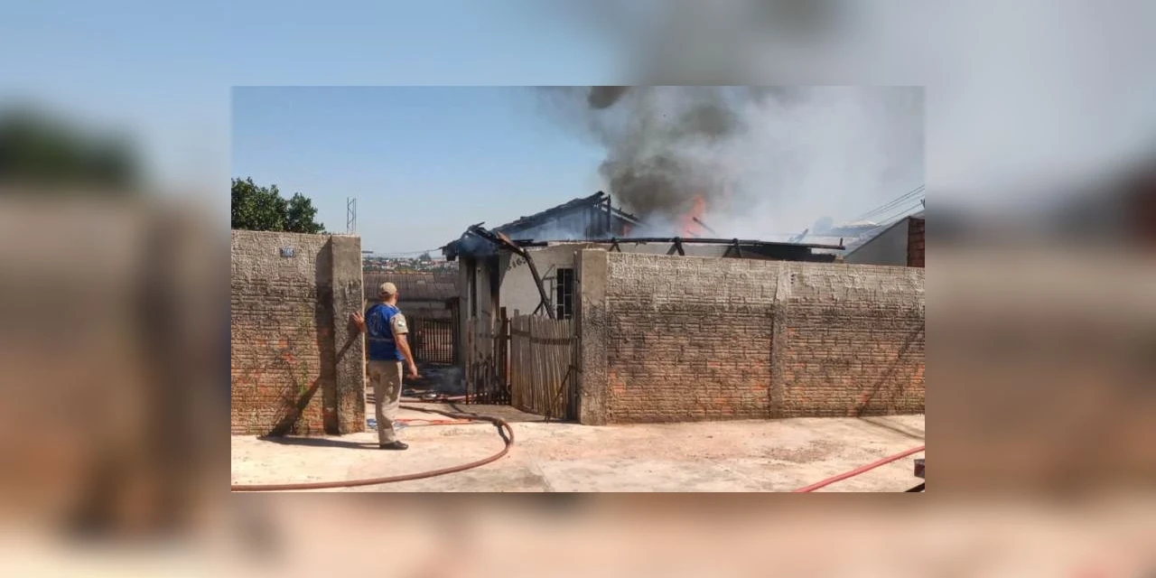 Casa é destruída pelo fogo em Ponta Grossa