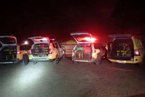 PM encontra 1,4 tonelada de maconha coberta com lona plastica