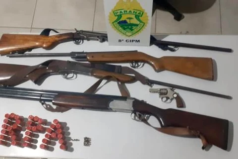 Homem fortemente armado faz família refém, em Irati