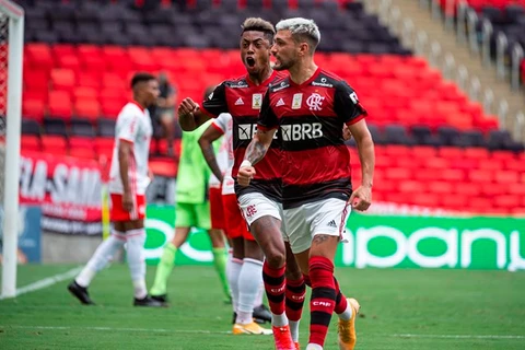 De virada, Mengão vence o Internacional por 2 a 1 e assume a liderança do Brasileirão