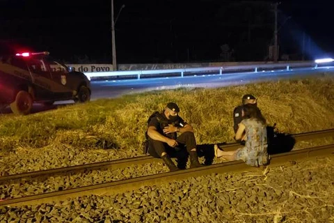 Romu salva mulher de ser atropelada por trem em PG