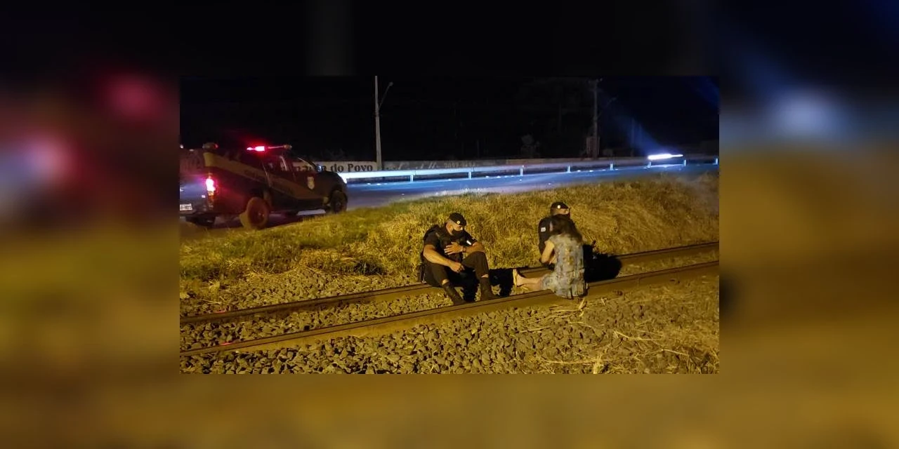 Romu salva mulher de ser atropelada por trem em PG
