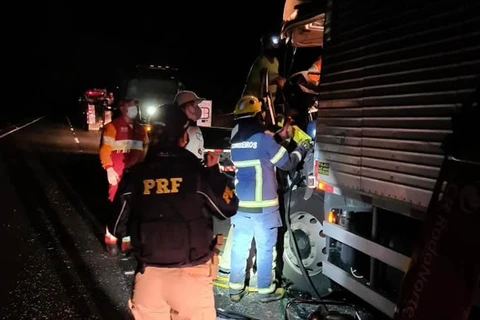 Bombeiros resgatam motorista preso nas ferragens após colisão traseira na BR-376