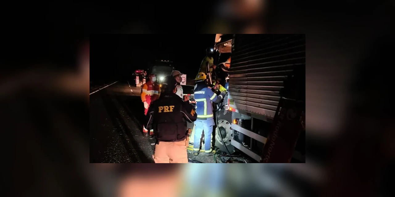 Bombeiros resgatam motorista preso nas ferragens após colisão traseira na BR-376