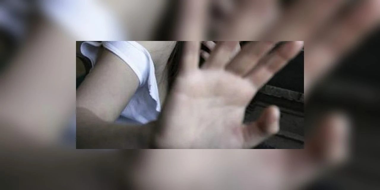 Mãe flagra marido estuprando seu filho, luta com ele e o esfaqueia no pescoço