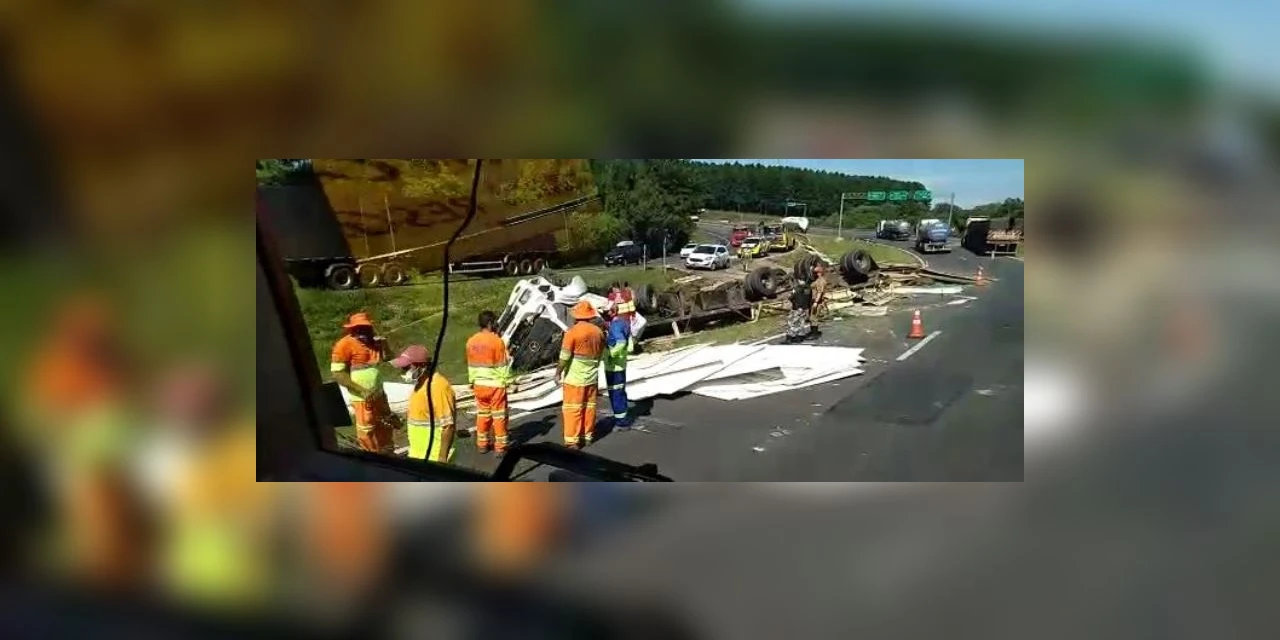 Motorista morre após tombamento de carreta na PR-151 em Pirai do Sul