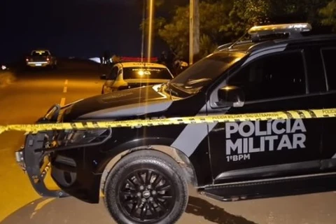 Dois homens são baleados e um morre dentro de residência em PG