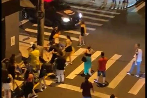 Briga generalizada é flagrada no centro de PG; assista!