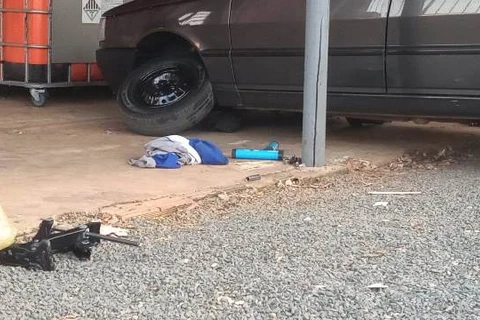 Homem fica preso debaixo de carro após macaco ceder durante conserto