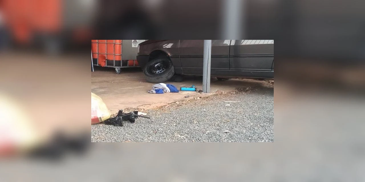 Homem fica preso debaixo de carro após macaco ceder durante conserto