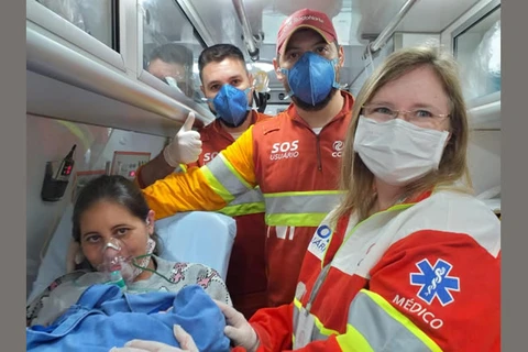 Mãe da a luz dentro de ambulância em Carambeí