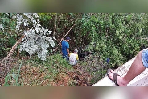 Capotamento de veiculo deixa uma pessoa morta e outras duas feridas em Cândido de Abreu