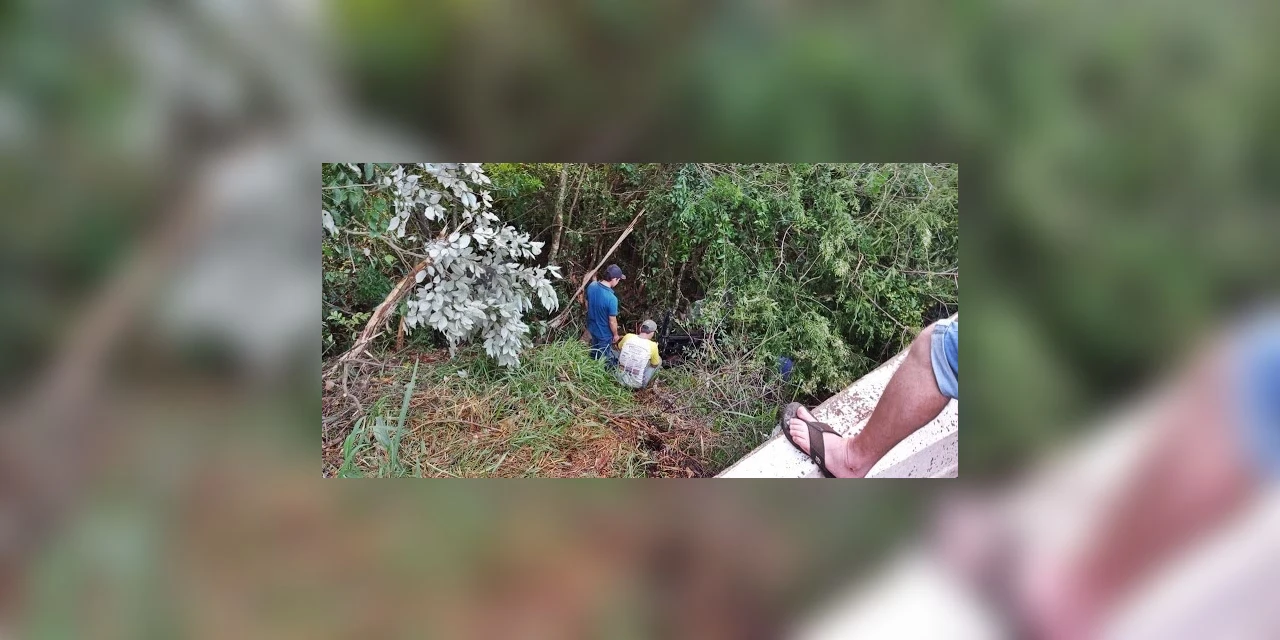 Capotamento de veiculo deixa uma pessoa morta e outras duas feridas em Cândido de Abreu