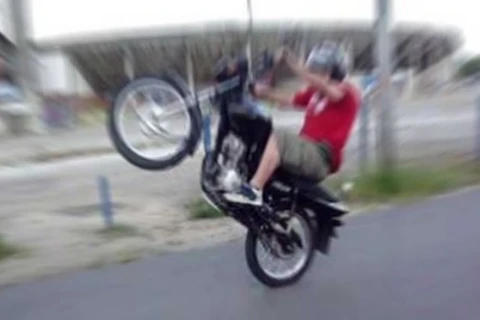 Motociclistas empinam moto e fazem racha no Distrito Industrial