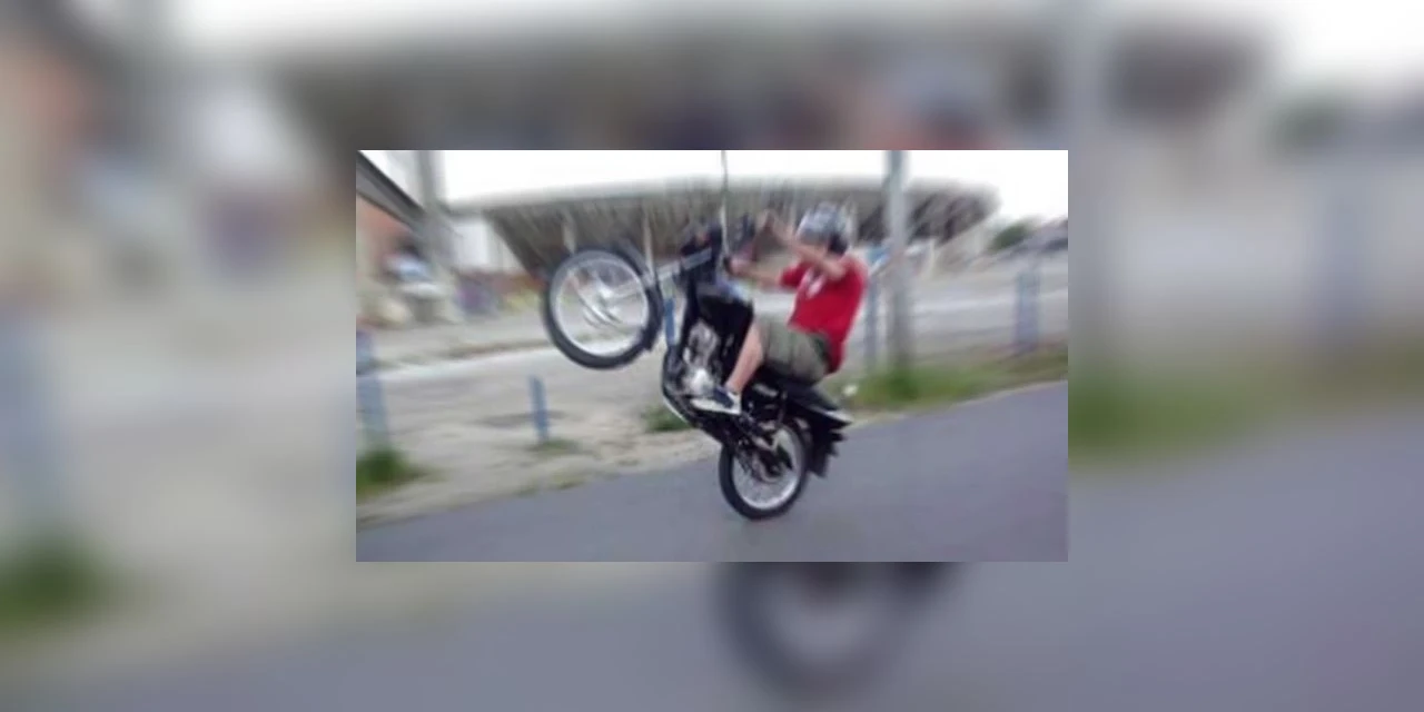 Motociclistas empinam moto e fazem racha no Distrito Industrial