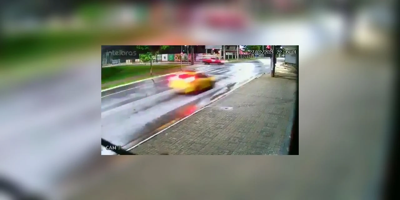 Câmeras de segurança flagram colisão que matou dois irmãos no Paraná