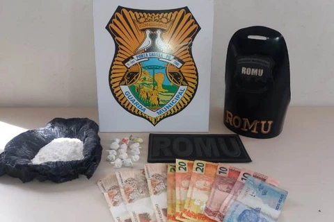 Romu apreende cocaína em carro que apagou na fuga