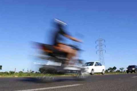 Adolescente é pego pilotando motocicleta em alta velocidade em Oficinas