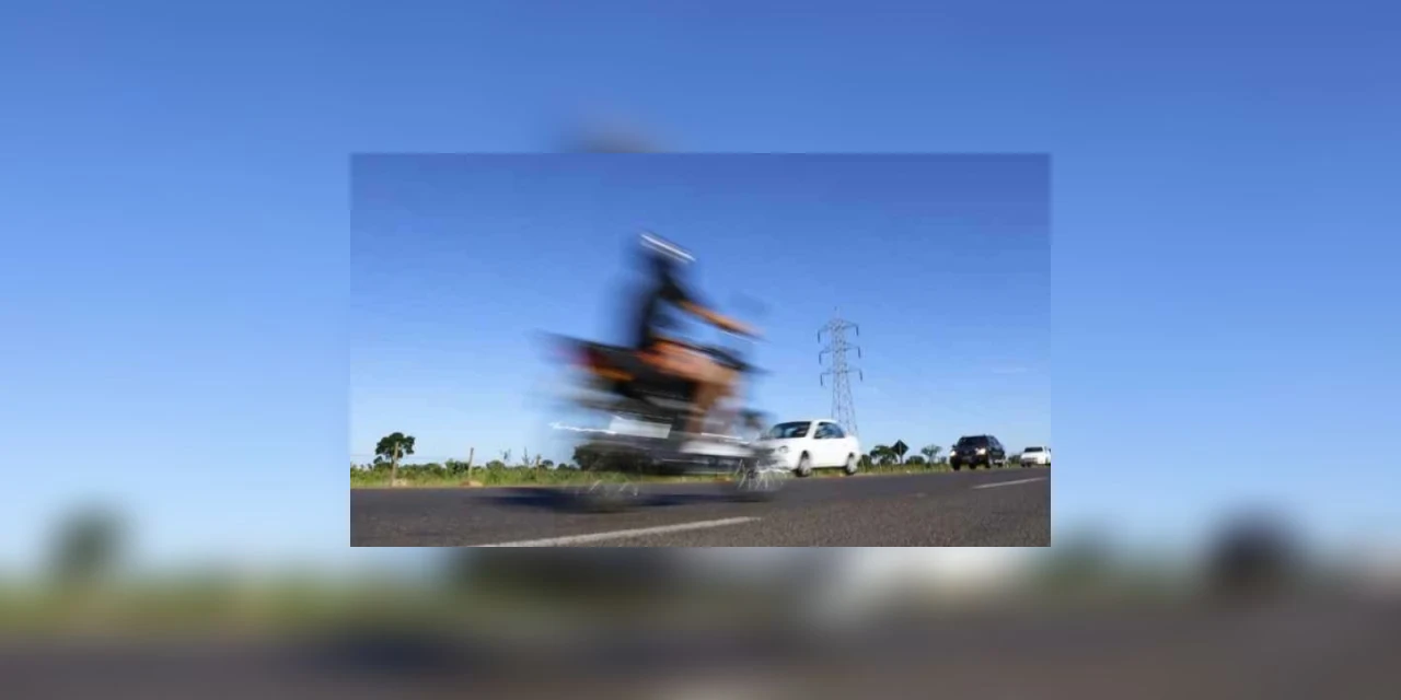Adolescente é pego pilotando motocicleta em alta velocidade em Oficinas