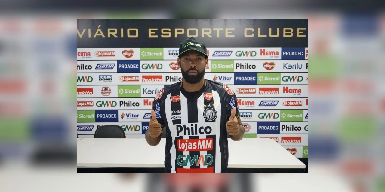 Lateral direito Lucas Mendes chega ao Fantasma para temporada 2021