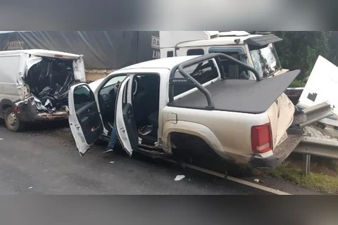 PRF registra tombamento de caminhão seguido por engavetamento em Tibagi