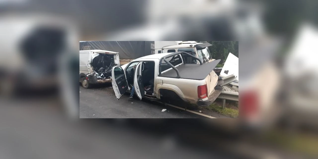 PRF registra tombamento de caminhão seguido por engavetamento em Tibagi