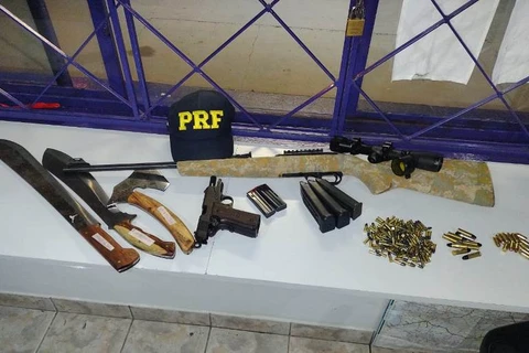 Policia apreende arsenal de armas após acidente em Tibagi