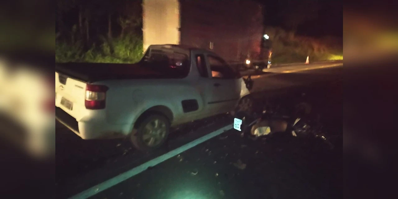 Colisão frontal entre motocicleta e picape faz uma vitima fatal, em Ortigueira