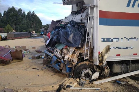 Semi-reboque se desprende de carreta e mata caminhoneiro, em Guarapuava