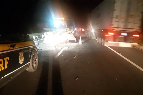 Colisão traseira seguida de capotamento deixa uma pessoa feridas na BR-376, em Tibagi